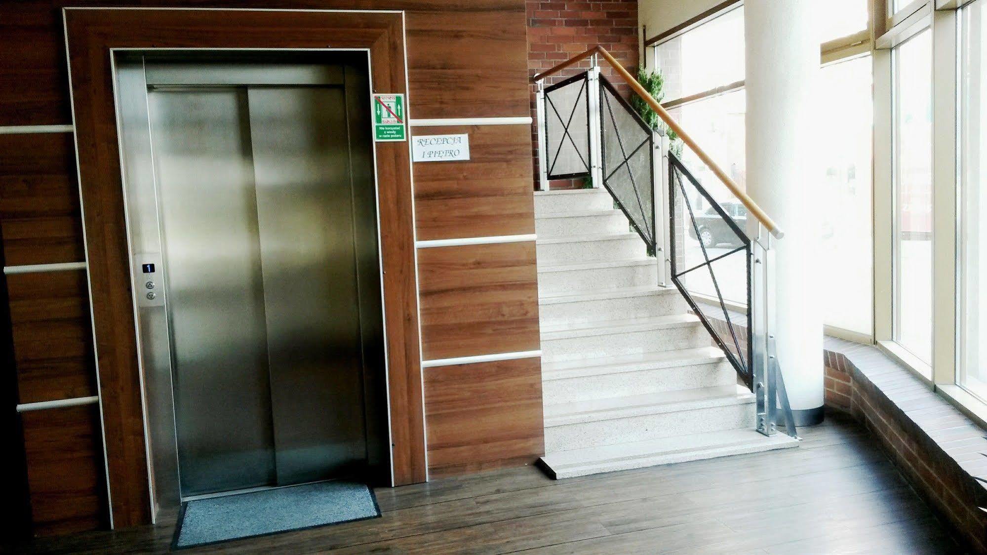 Grot Hotel Malbork Exteriör bild