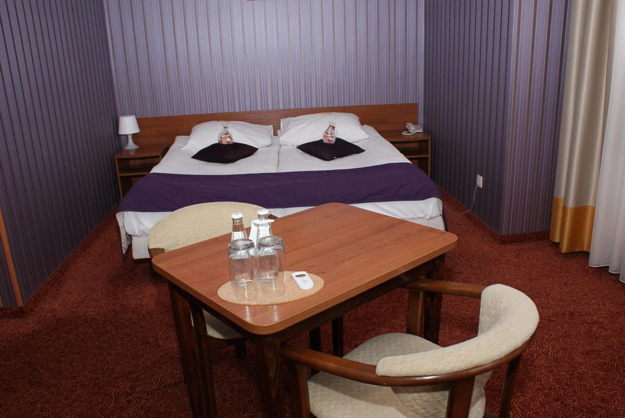 Grot Hotel Malbork Exteriör bild